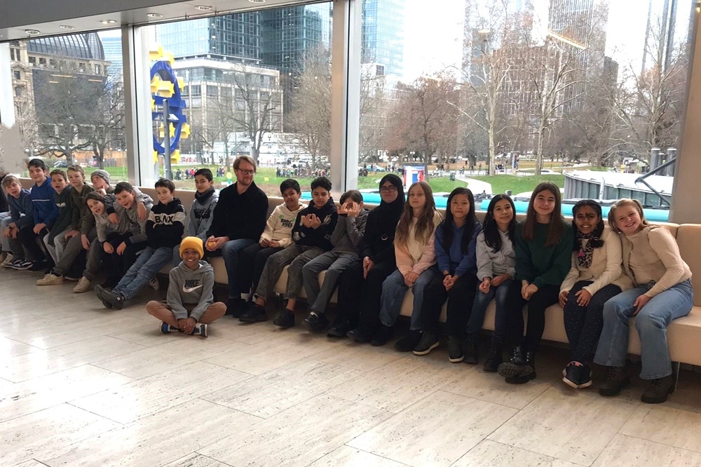 Beitragsbild Theaterbesuch 5Gb 01_2025